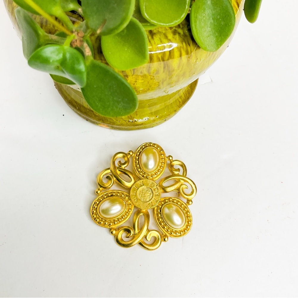 Vintage BEVERLY HAMBURG Gold Tone Pearl Accent Brooch